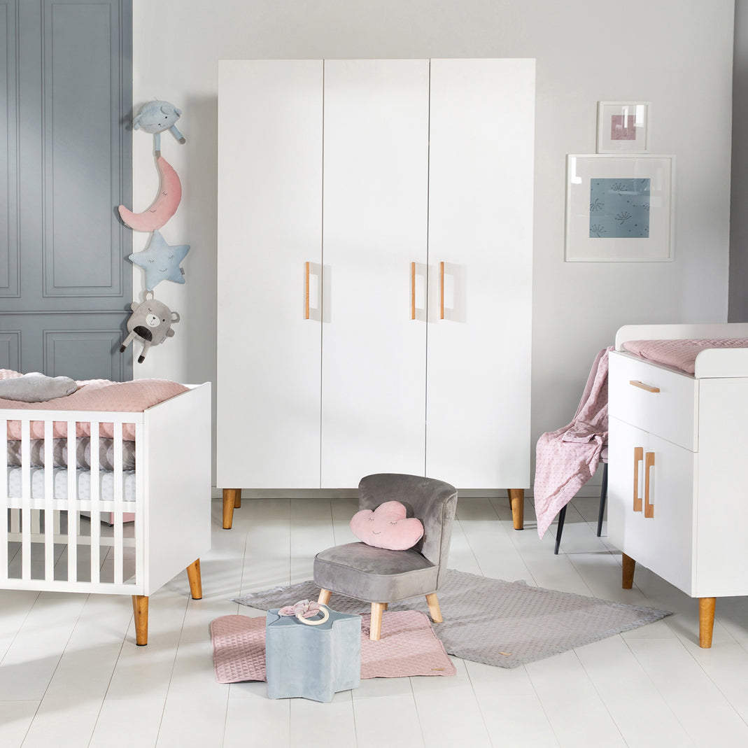 Kinderzimmer-Kleiderschränke in der Farbe weiß, verschiedene Stile für Babys und Kinder