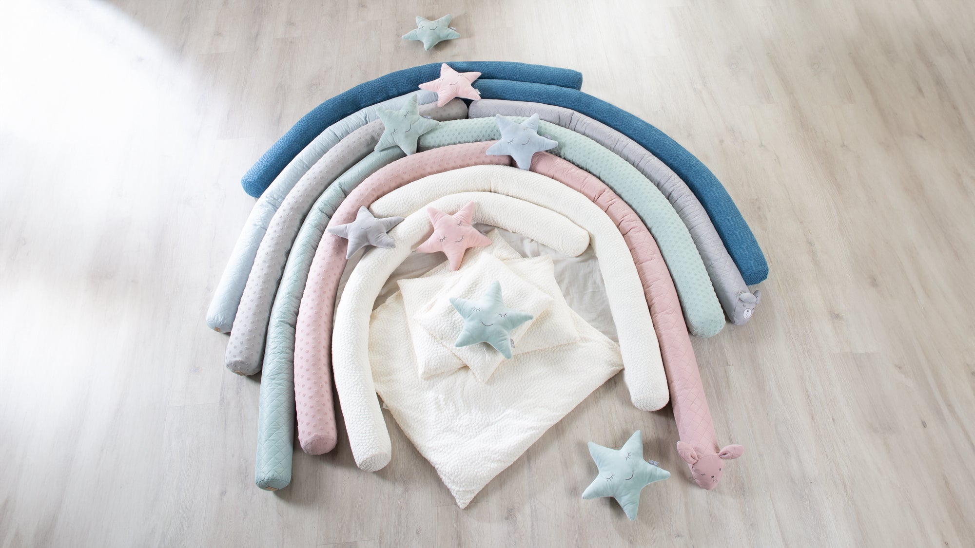 Textilien Anzeigebild mit Kissen und Kind