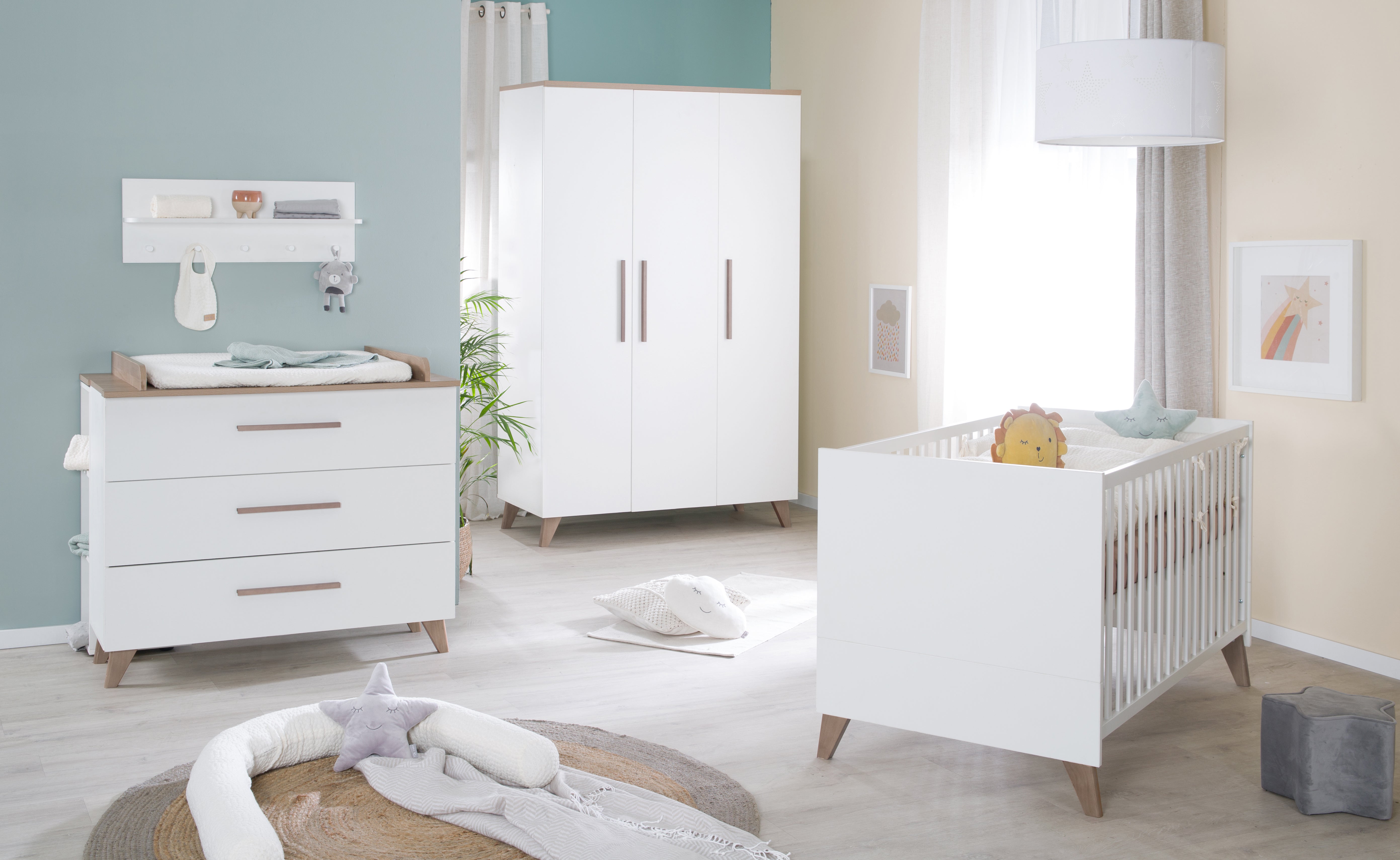 Einladendes Babyzimmer-Set Ole in Weiß mit echtholzigen Details (gebeizte Eiche): Ein Gitterbett, eine Wickelkommode mit 3 Schubladen und ein Kleiderschrank bieten stilvolle Funktionalität für das perfekte Kinderzimmer