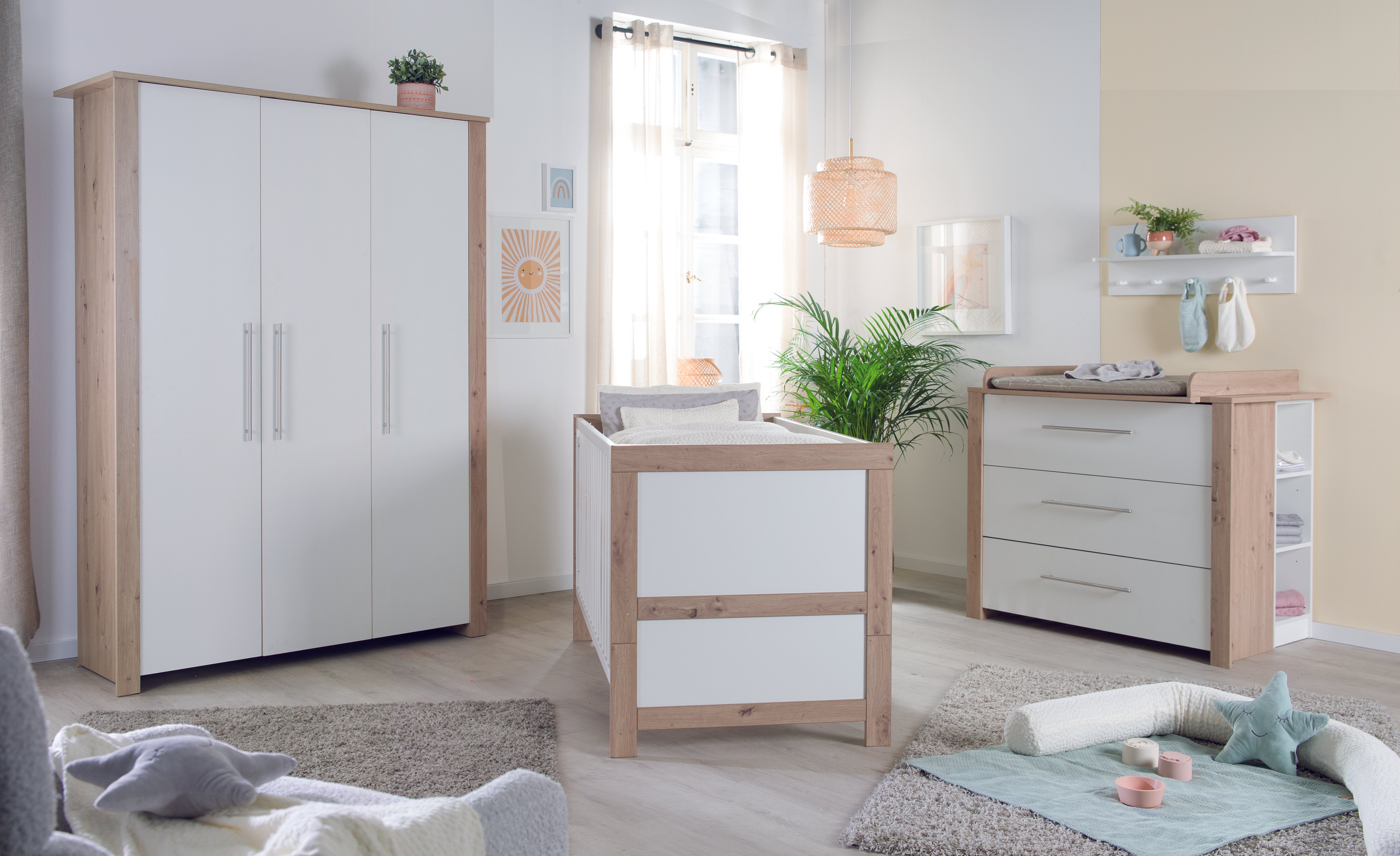 Modernes Kinderzimmer Malo in Weiß mit Rahmenoptik und trendigem Sonoma-Eiche-Sägerau-Dekor: Enthält ein Kombi-Kinderbett, eine Wickelkommode und einen Kleiderschrank für stilvolle Kinderzimmergestaltung