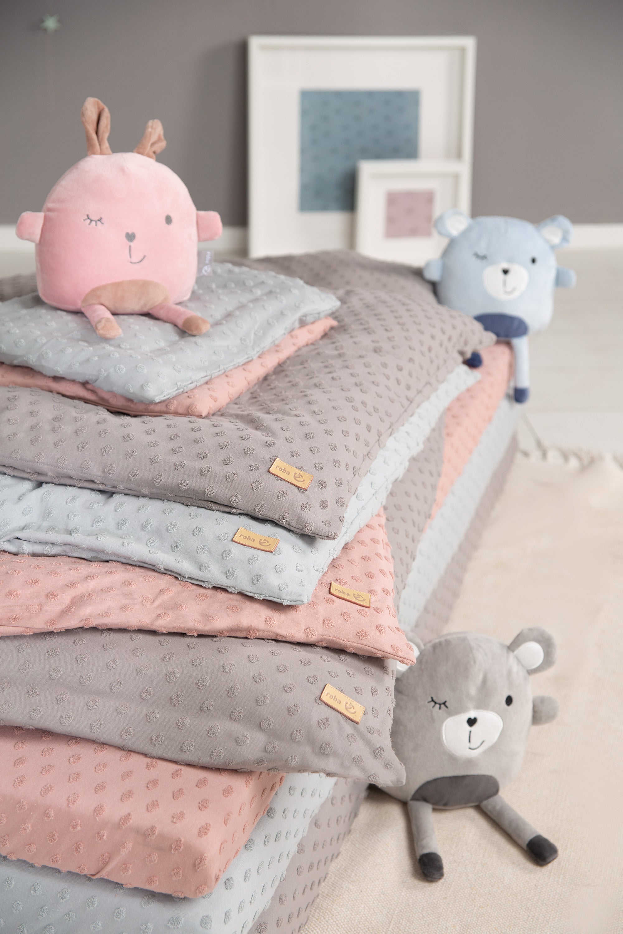 Vorschaubild Kollektion 'Lil Planet' mit Bettwäsche und Plüschtieren in Rosa, Silbergrau und Hellblau