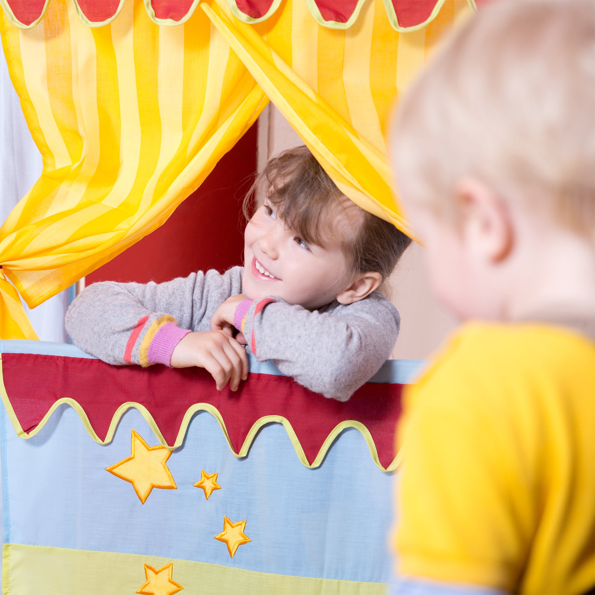 Puppentheater zum Spielen mit den Handpuppen eines Kasperletheaters