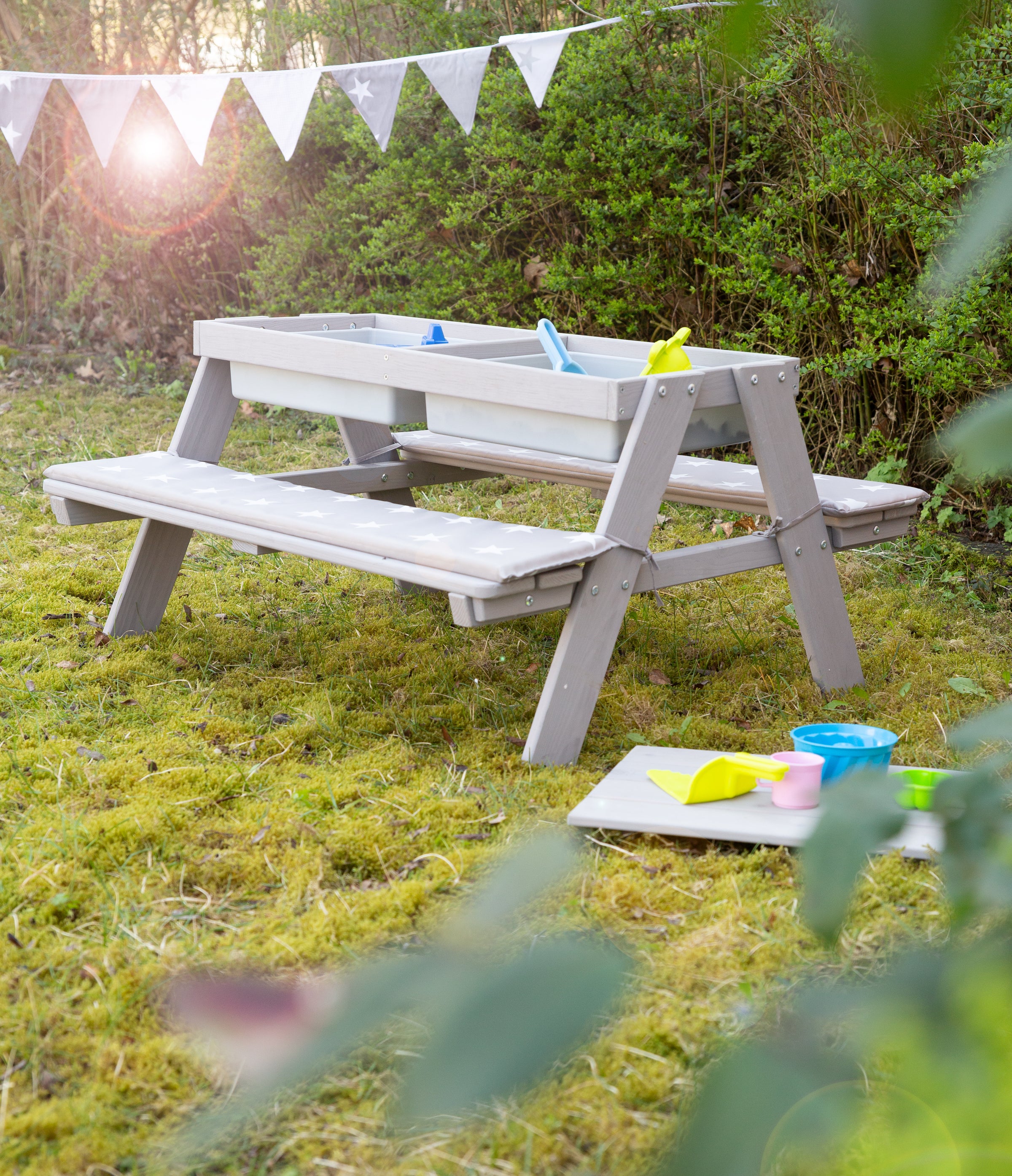 Kindersitzgruppe für den Garten als Garnitur in der Farbe grau
