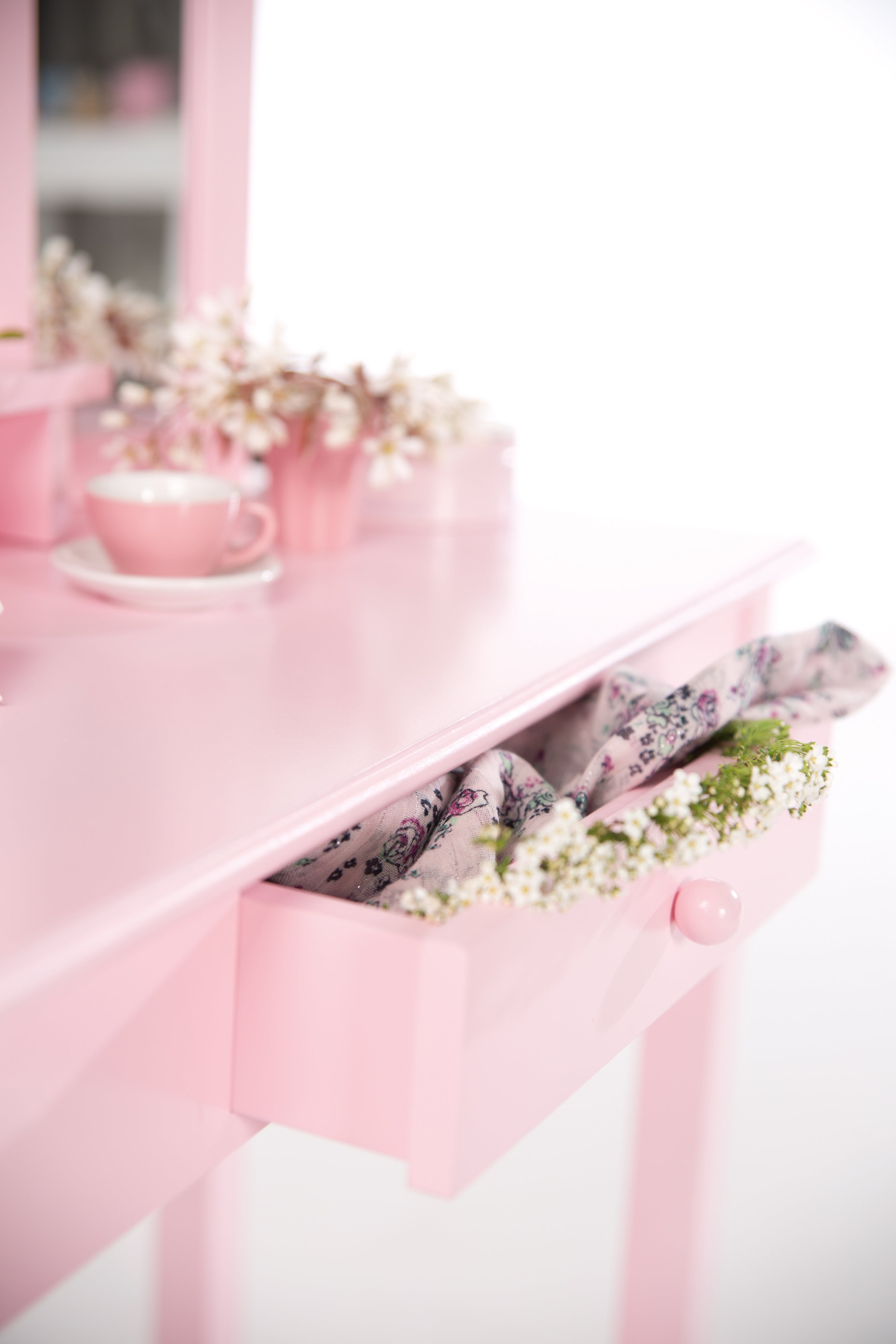 Schminktisch mit Spiegel in der Farbe rosa