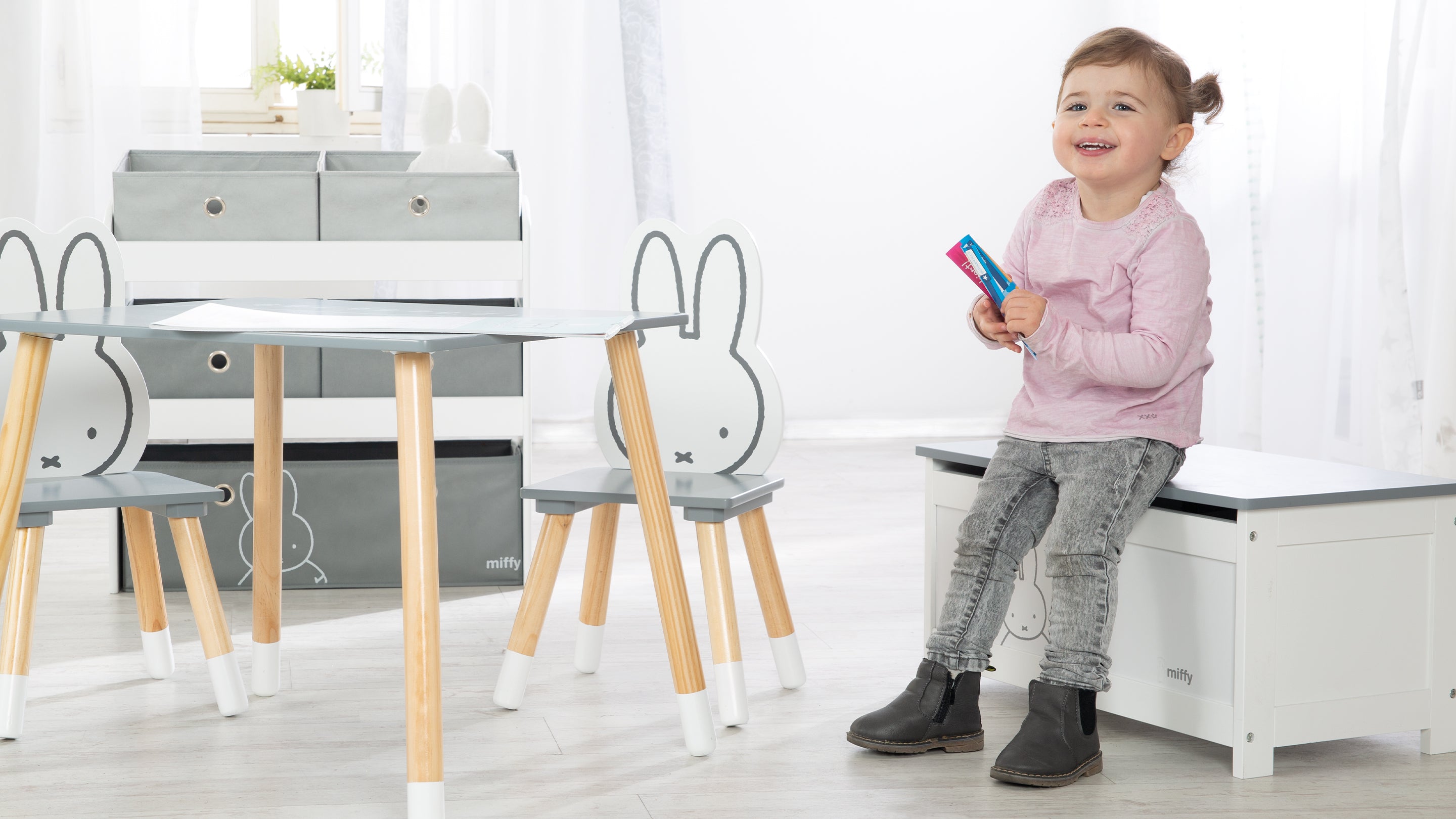 Spielzeugtruhe zur Aufbewahrung mit Stühlen mit Miffy Motiv