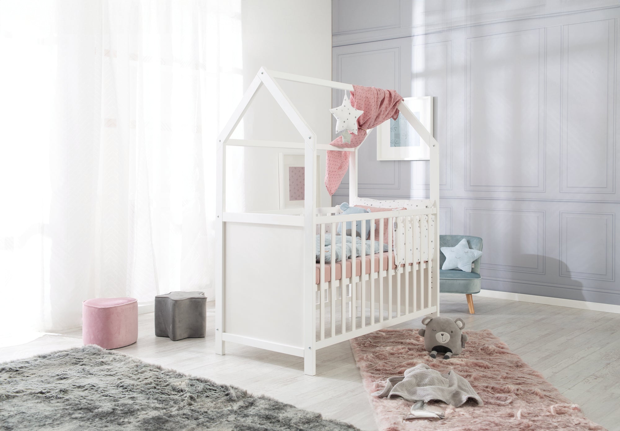 Betten für Babys mit Himmel und Bettbezug in der Farbe weiß