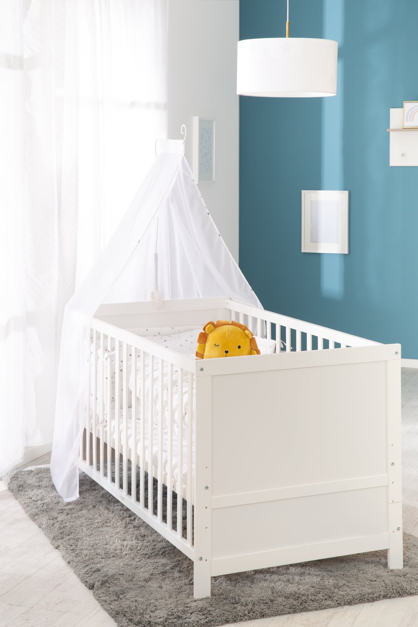 Komplettbettsets für Baby, d. h. Gitterbetten mit Himmel und Matratzen sowie etwaiges Zubehör