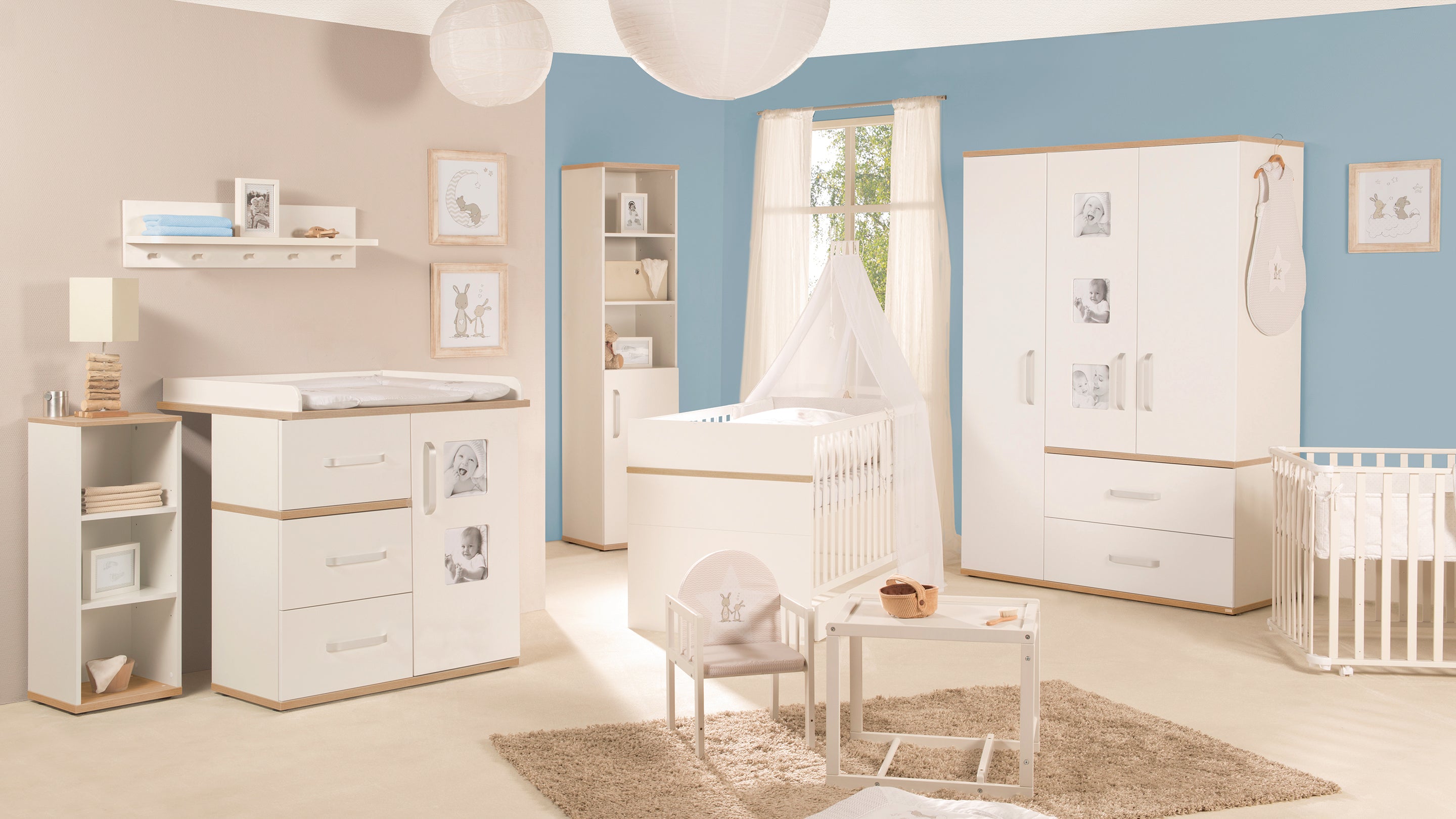 Vorschaubild Kinderzimmer-Serie 'Pia' in Weiß mit Holzdekor 'San Remo Eiche' - 3-teiliges Set bestehend aus Wickelkommode, Babybett und Kleiderschrank