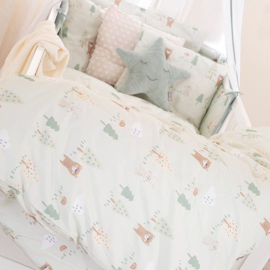 Juego de ropa de cama para niños 'Woodland Buddies' 4 piezas - dosel, protector de cuna y ropa de cama - verde pastel