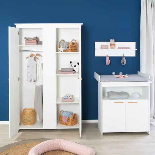 Armadio 'Anton' a 2 ante, con moderne maniglie in legno di faggio, per la camera dei bambini e delle bambine