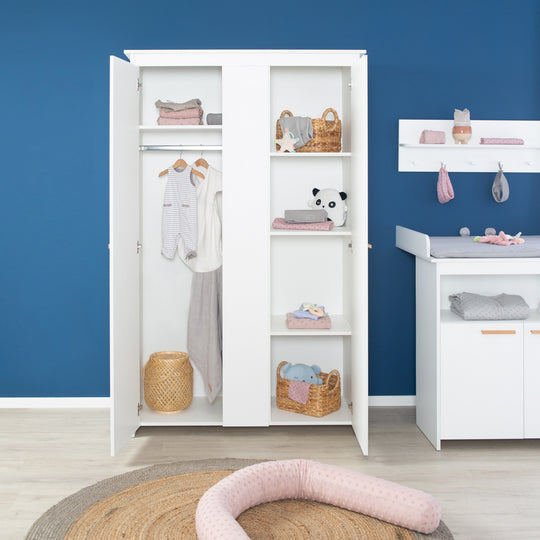 Armadio 'Anton' a 2 ante, con moderne maniglie in legno di faggio, per la camera dei bambini e delle bambine