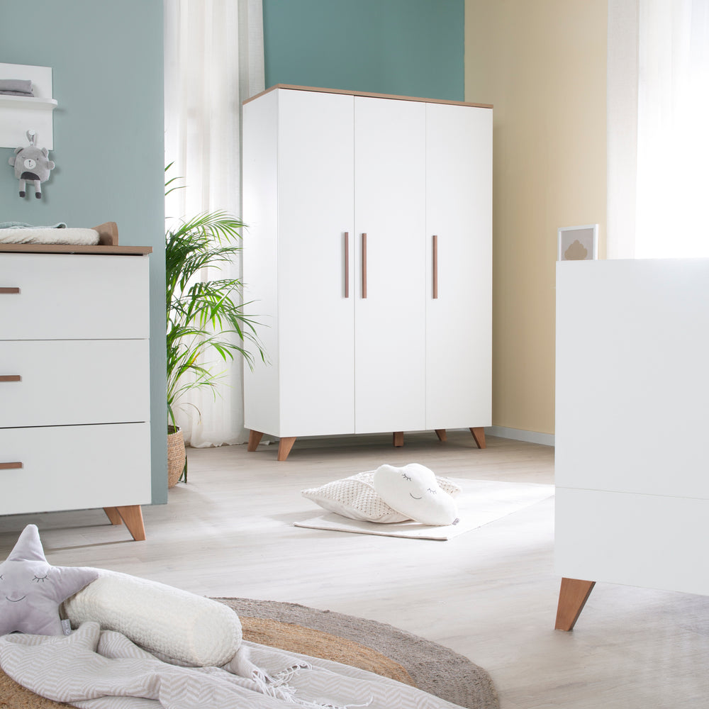Armario 'Ole' de 3 puertas con tiradores y patas de madera - Blanco / Decoración de roble