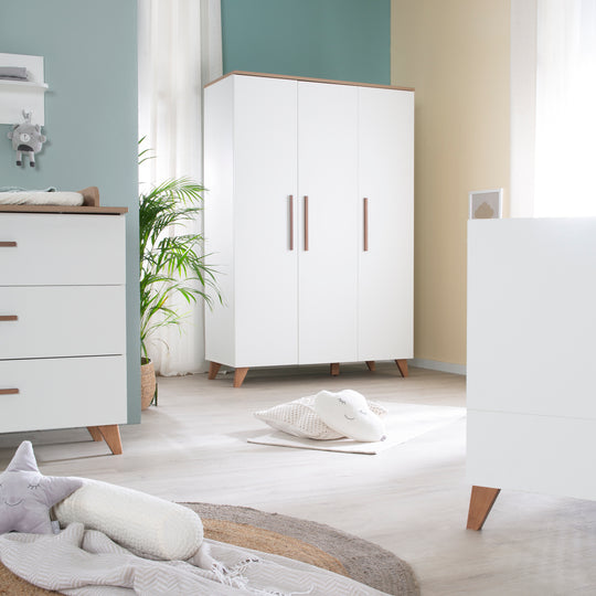 Armoire 'Ole' 3 portes avec poignées et pieds en bois - Blanc / Décor chêne