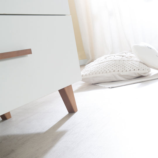 Commode à langer 'Ole' - 3 tiroirs avec poignées et pieds en bois - Chêne / Blanc