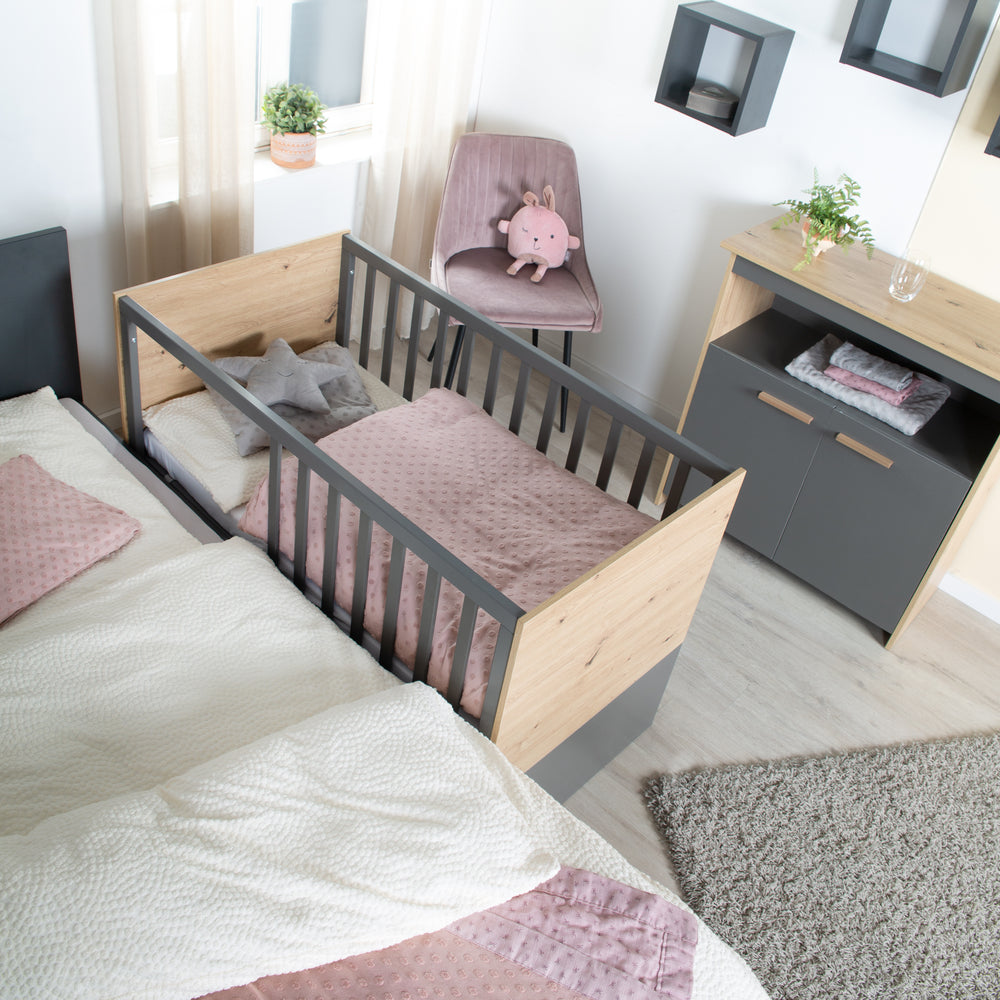 2 in 1 Baby- & Beistellbett 'Anna' 60 x 120 cm - Anthrazit / Dekor in Kent Eiche