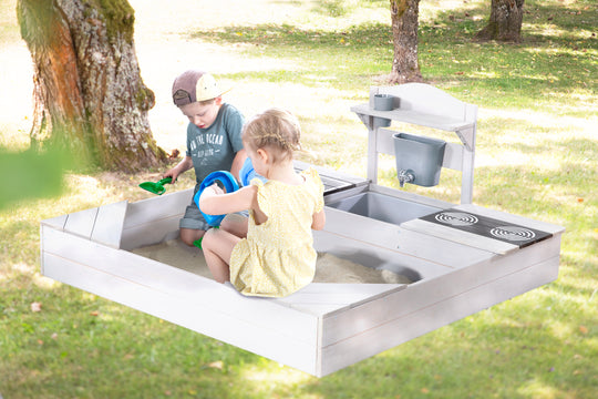 Sandkasten aus Holz inkl. Matschküche & Abdeckplane - Wetterfestes Holz - Grau lasiert