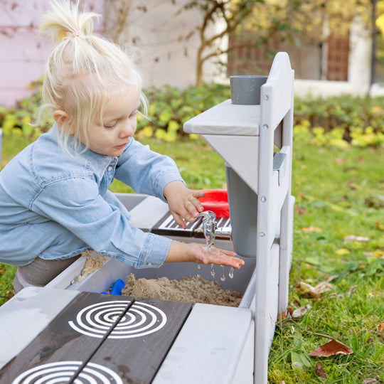 Sandkasten aus Holz inkl. Matschküche & Abdeckplane - Wetterfestes Holz - Grau lasiert