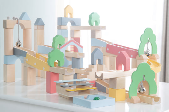Piste de billes en bois 60 pièces + Set complémentaire de 20 pièces pour la construction de paysages