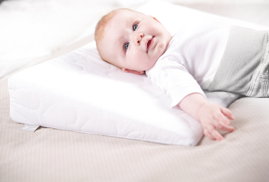 Das Baby-Keilkkissen erleichtert das Atmen und verhindert durch Anheben