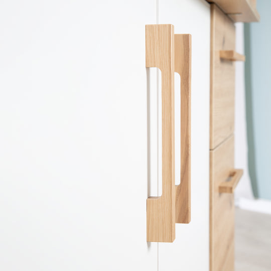 Furniture Set 'Lion' 2-Piece - Convertible Children's Bed 70x140 cm + Wide Changing Table - White - Decor 'Artisan Oak'