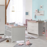 Juego de muebles para niños 'Helene', incluyendo cuna/cuna, 70 x 140 cm y cómoda de envoltura ancha, gris claro / Luna Elm