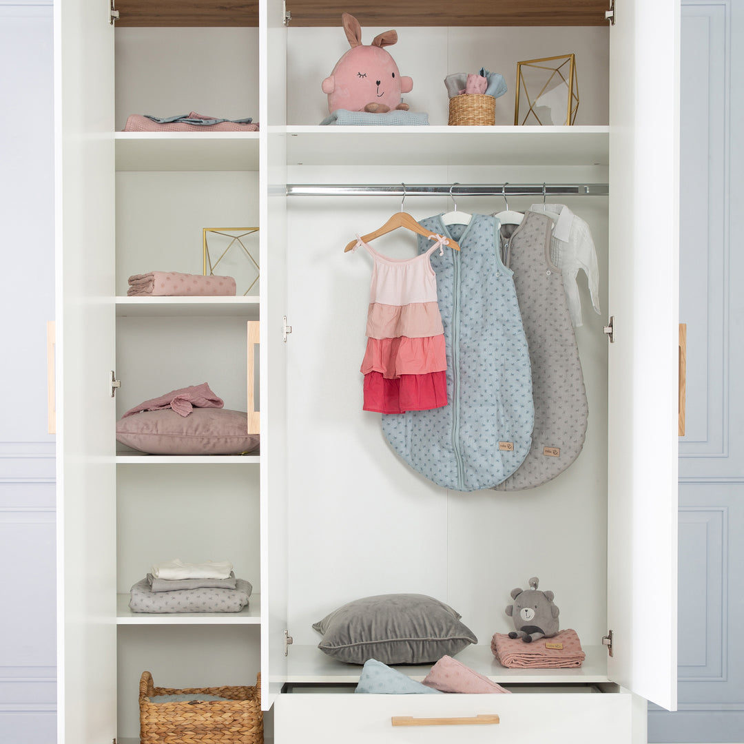 Kleiderschrank 'Ava' 3-trg. in weiß, mit Deckplatte in 'Artisan Eiche‘, HxBxT: 200 x 137 x 53 cm