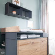 Mueble cambiador 'Lenn' incl. compartimentos abiertos, antracita / decoración de madera 'Artisan oak'