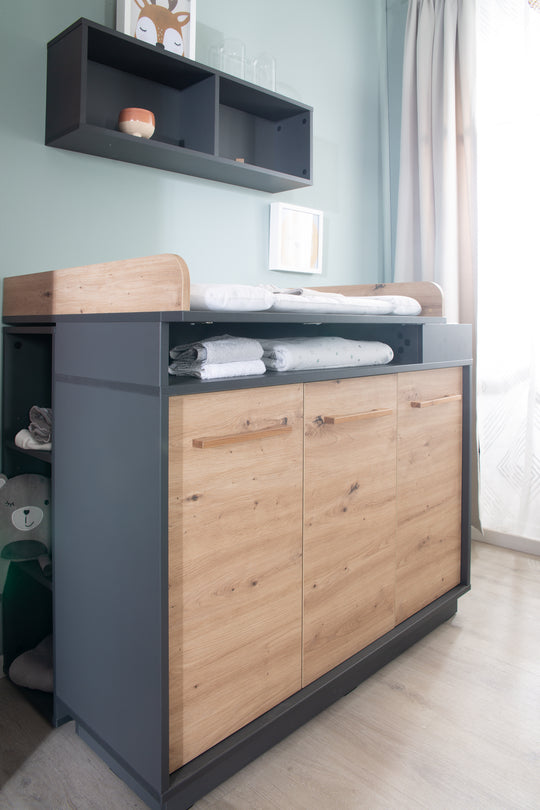 Commode à langer 'Lenn' avec compartiments ouverts, anthracite / décor bois 'chêne artisan'