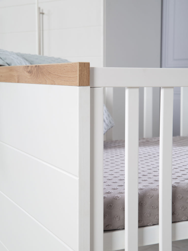 Kombi-Kinderbett 'Nele' 70 x 140 cm, mit weißen Fronten & horizontalen Fräsungen
