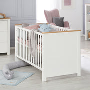 Lit bébé évolutif "Ava" 70x140 cm, convertible, blanc, décor en chêne artisanal