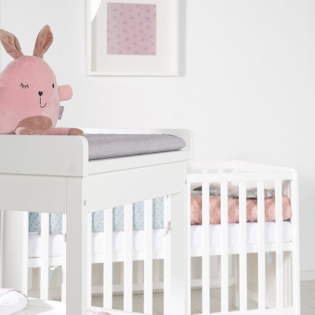 Estante para cambiar, pintado de blanco, incluye alfombra de cambio 'roba style gris', ahorro de espacio, altura 93,5 cm