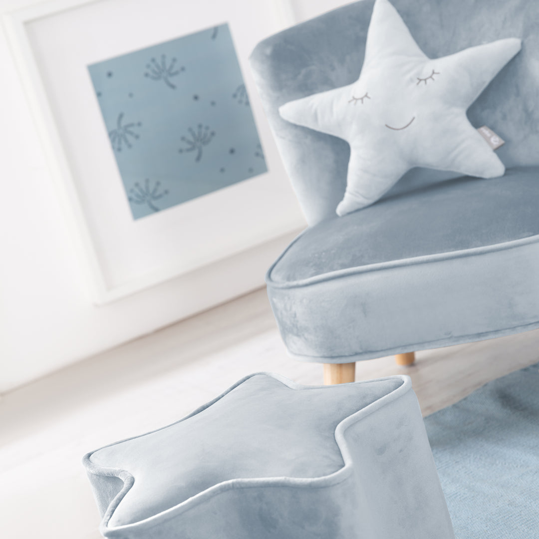 Paquete 'Lil Sofa' incluye sillón infantil, puff con forma de estrella y cojín decorativo estrella en azul claro/sky
