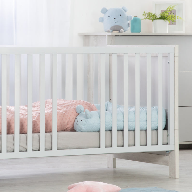Cama serpiente 'estilo roba', borde de la cama de bebé con cara de oso 'Benny', azul claro, 170 cm