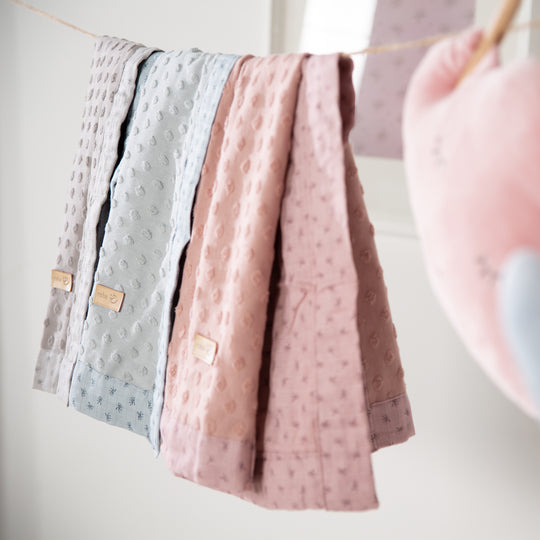 Couverture bio 'Lil Planet' 80 x 80 cm - Pois éponge - Coton biologique GOTS - Rose