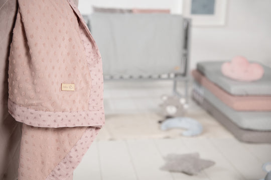 Couverture bio 'Lil Planet' 80 x 80 cm - Pois éponge - Coton biologique GOTS - Rose