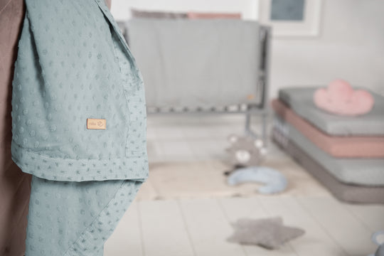 Couverture bio 'Lil Planet' 80 x 80 cm - Pois éponge - Coton biologique GOTS - Bleu clair