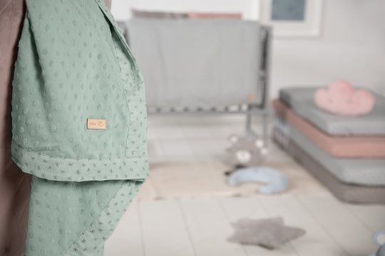 Couverture bio 'Lil Planet' 80 x 80 cm - Pois éponge - Coton biologique GOTS - Vert givré