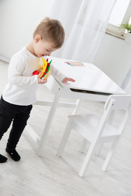 Schulpult mit Stuhl, hochklappbarer Tischplatte mit Dämpfungsbeschlägen, gefräste Ablagerillen