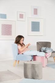 Sillón para niños 'Lil Sofa', cómodo sillón con resistentes patas de madera y tela de terciopelo en celeste / celeste