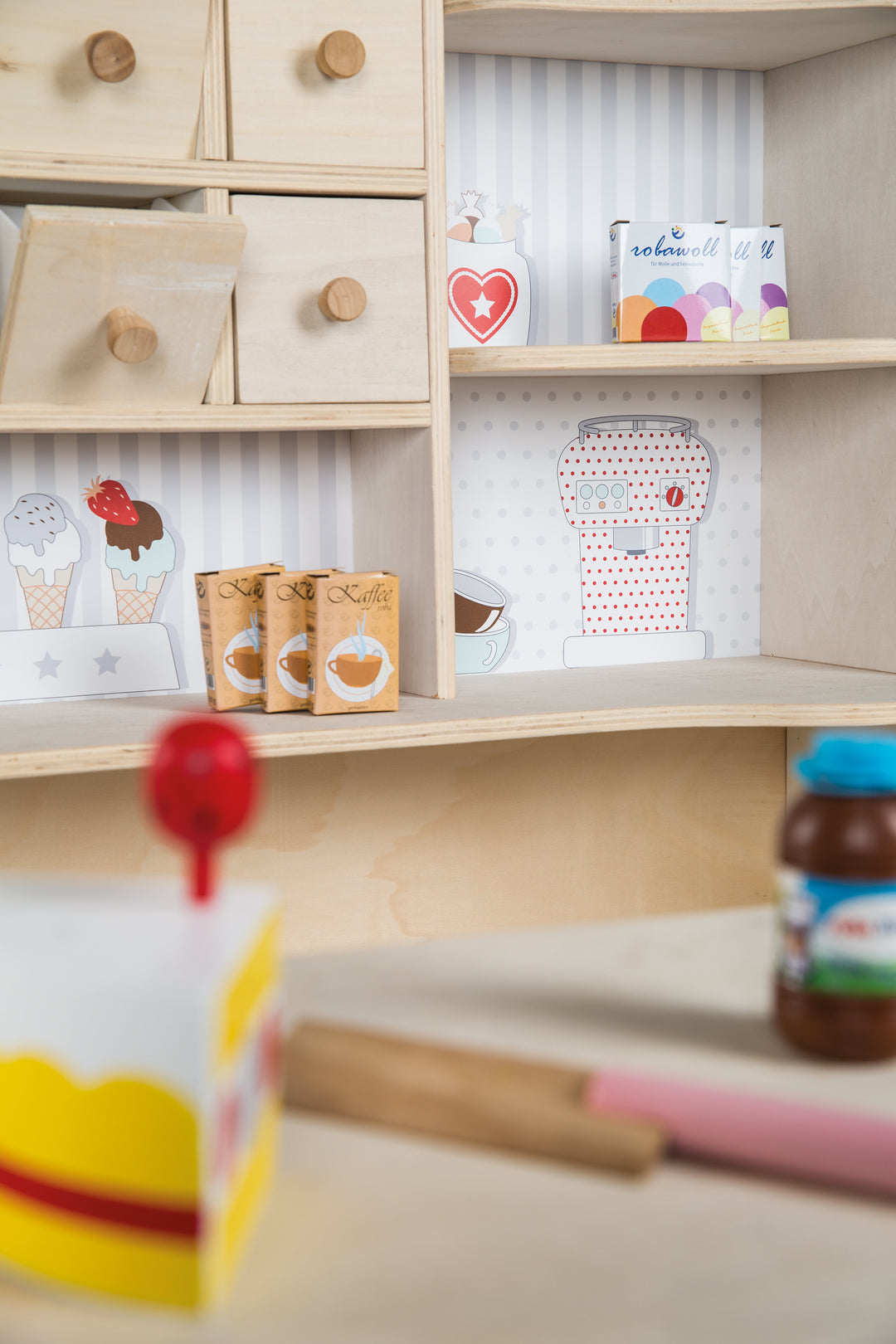 Negozio 'Café & Shop', legno naturale, 6 cassetti, fianco e bancone con stampa