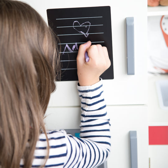 Cucina da gioco o per bambini, bianco / rosso, frigorifero, lavagna, piano cottura, microonde, lavello, rubinetto