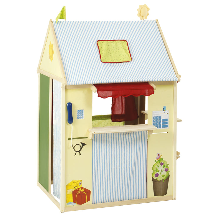 Combinación de casa de juegos, contiene una tienda, teatro de marionetas, pizarra, mostrador para oficina de correos / banco / quiosco