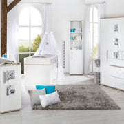 Estantería de pie 'Moritz', cuerpo y frentes blanco, elementos decorativos 'Luna Elm', para habitaciones de bebés y niños