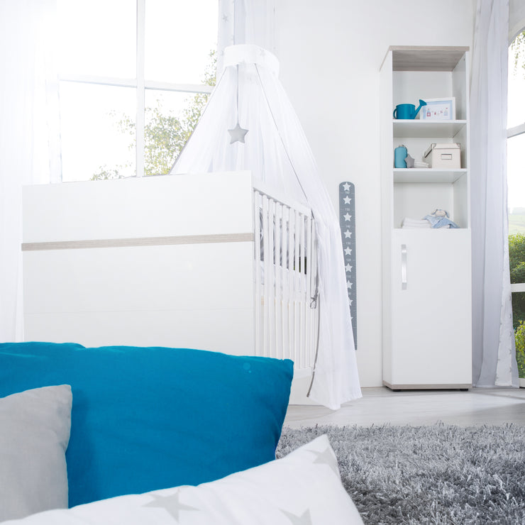 Estantería de pie 'Moritz', cuerpo y frentes blanco, elementos decorativos 'Luna Elm', para habitaciones de bebés y niños