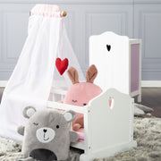 Cuna para muñecas 'Fienchen' que incluye mobiliario textil, ropa de cama y dosel, pintada de blanco