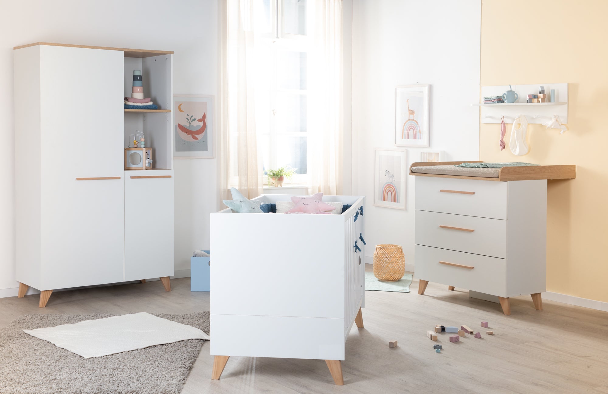 Vorschaubild Möbelkollektion Leon im Milieu - 3-teiliges Babyzimmerset mit Kombi-Kinderbett, Wickelkommode und Kleiderschrank - Weiß / Dekor Eiche