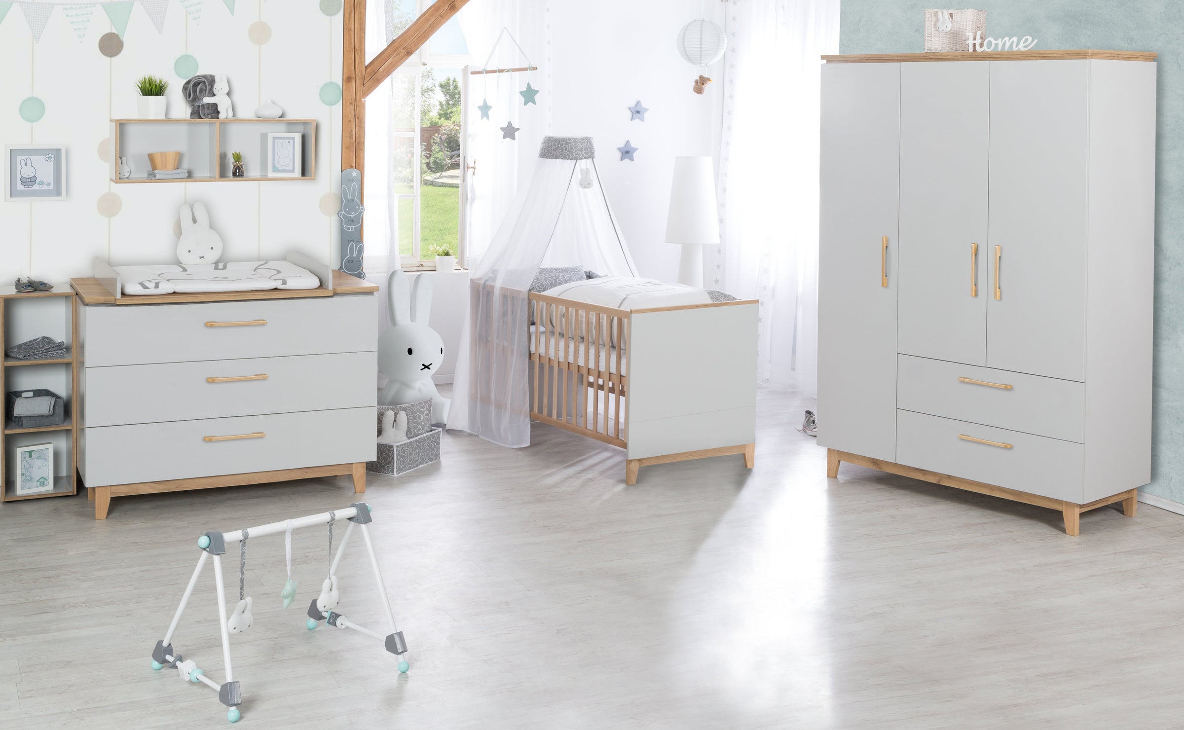 Komplette Kinderzimmer fertig eingerichtet in weißen Möbeln mit Griffen, Beinen und Platten aus Holz
