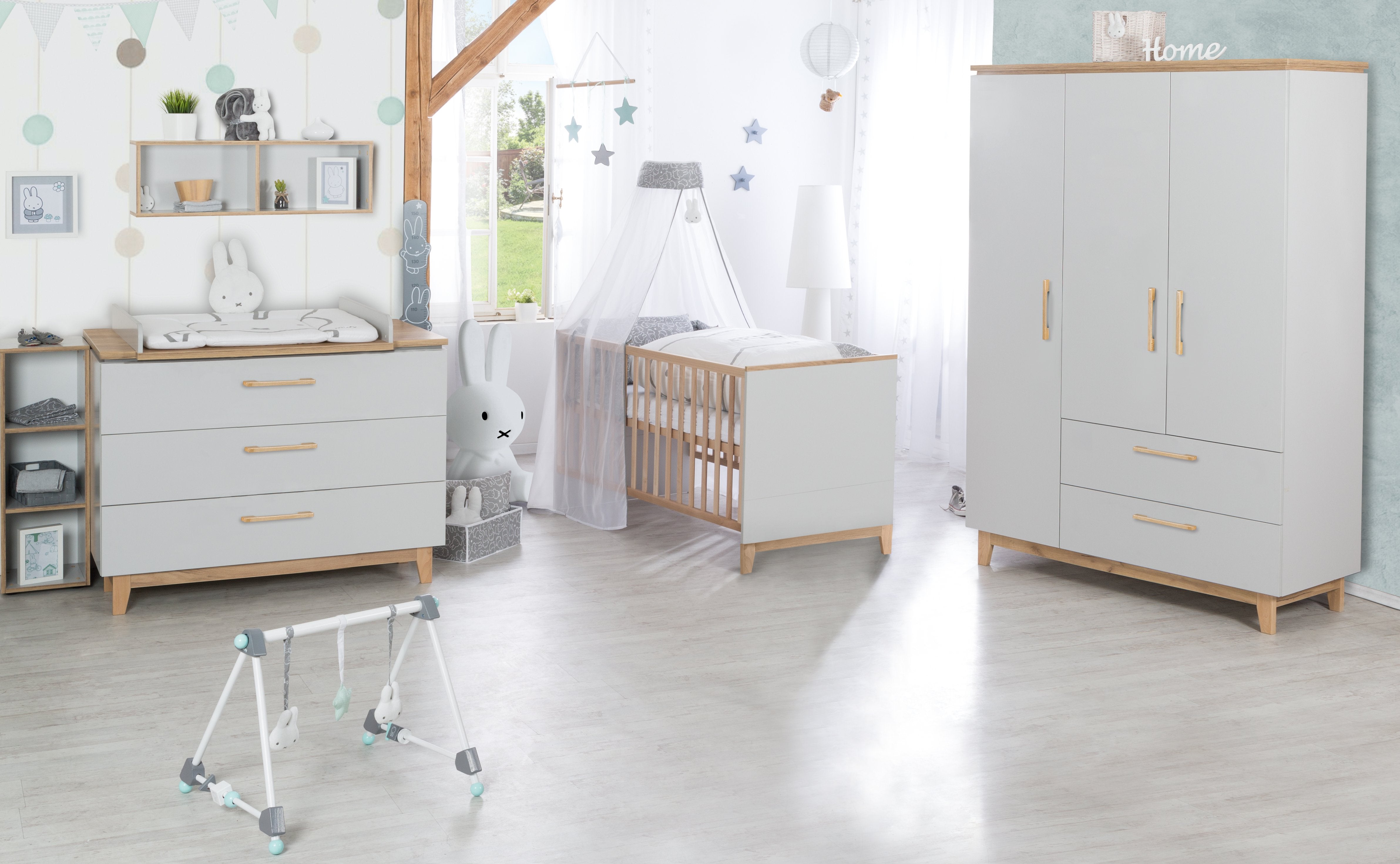 Komplette Kinderzimmer fertig eingerichtet in weißen Möbeln mit Griffen, Beinen und Platten aus Holz