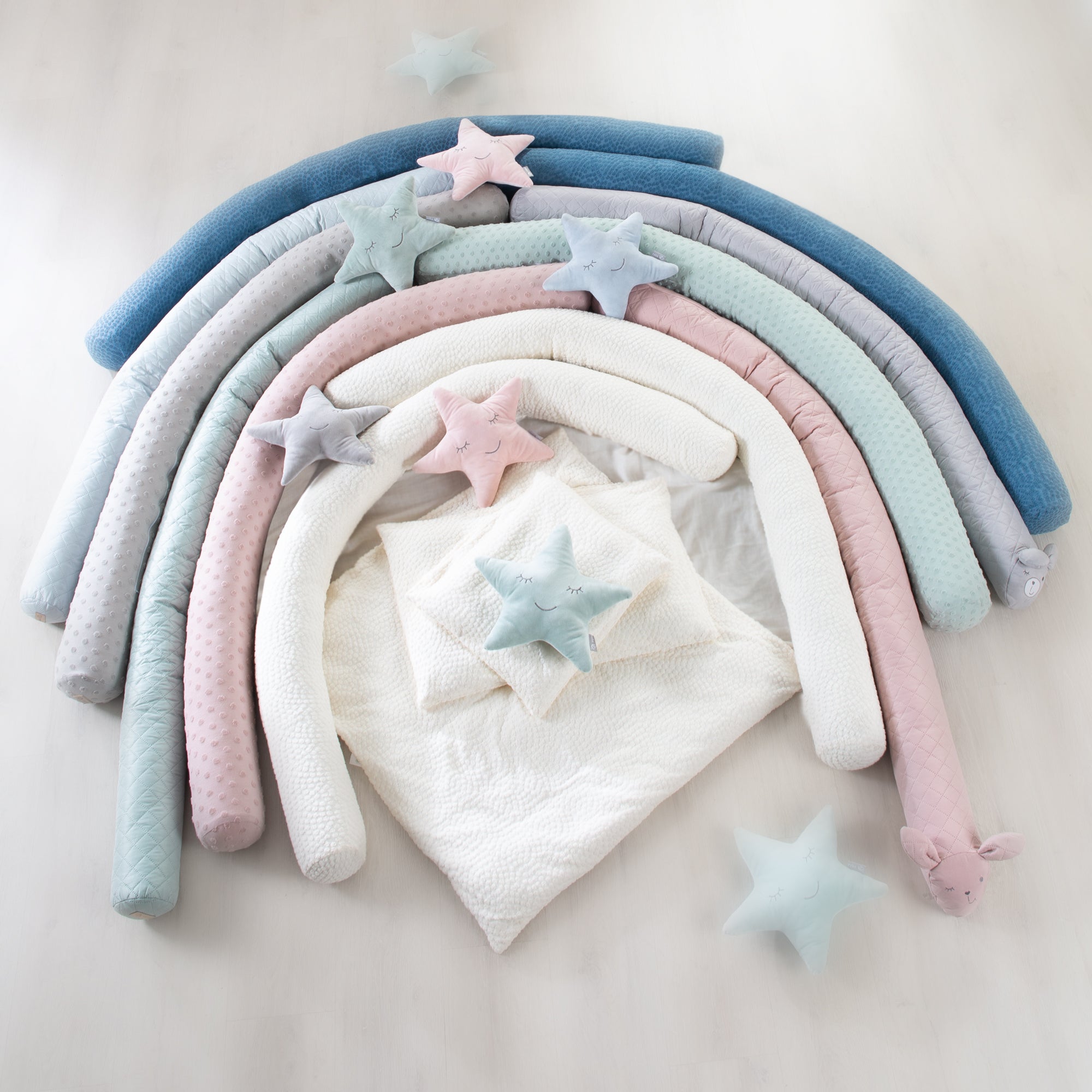 Vorschaubild mit Textilserien in Pastelltönen von roba: Bettschlange, Bettwäsche, Kuschelkissen