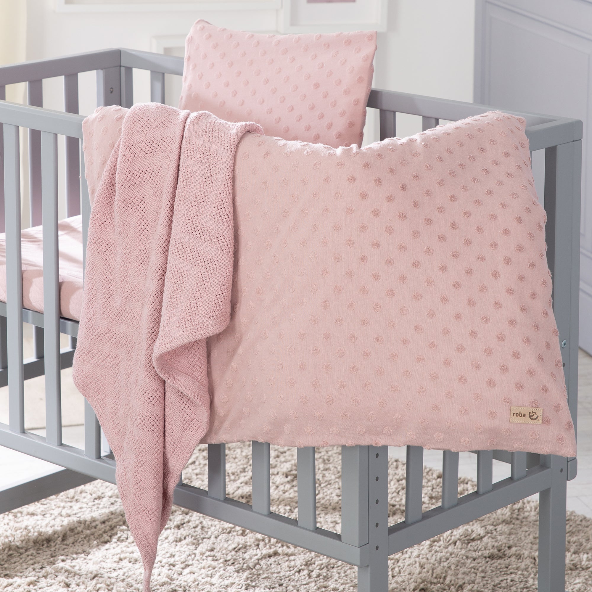 Bettwäsche für Babys aus weicher Baumwolle in den Farben grau, hellblau und rosa